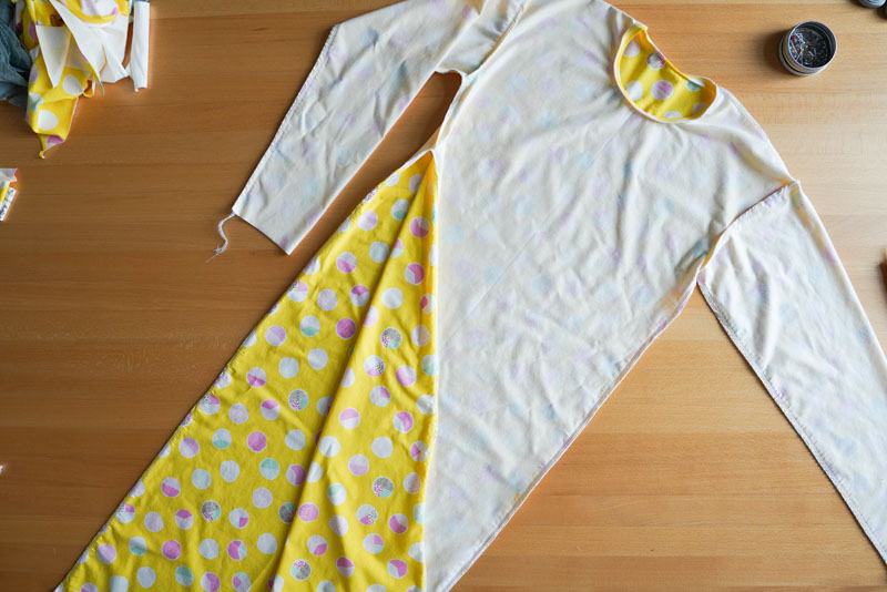 Detailní foto návod jak ušít jednoduché dámské tričkové šaty s hlubokým rozparkem z úpletu