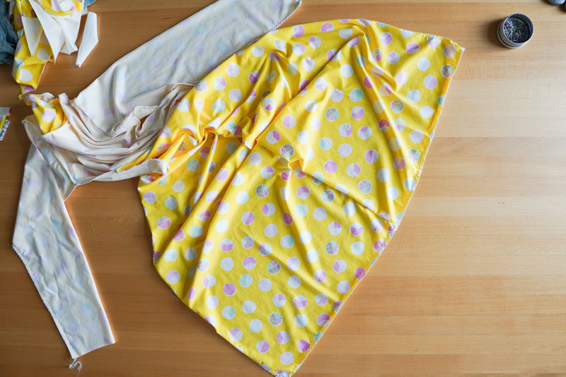 Detailní foto návod jak ušít jednoduché dámské tričkové šaty s hlubokým rozparkem z úpletu