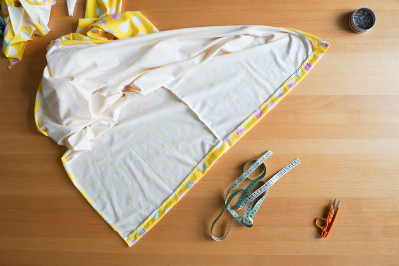 Detailní foto návod jak ušít jednoduché dámské tričkové šaty s hlubokým rozparkem z úpletu