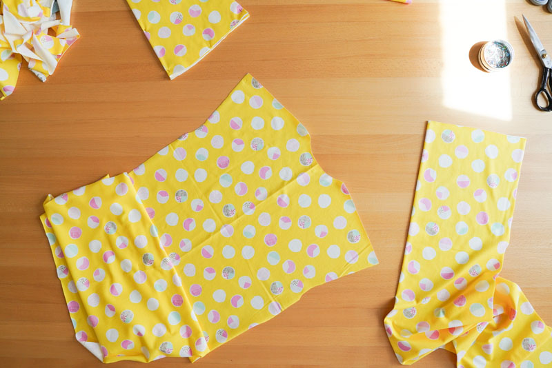 Detailní foto návod jak ušít jednoduché dámské tričkové šaty s hlubokým rozparkem z úpletu