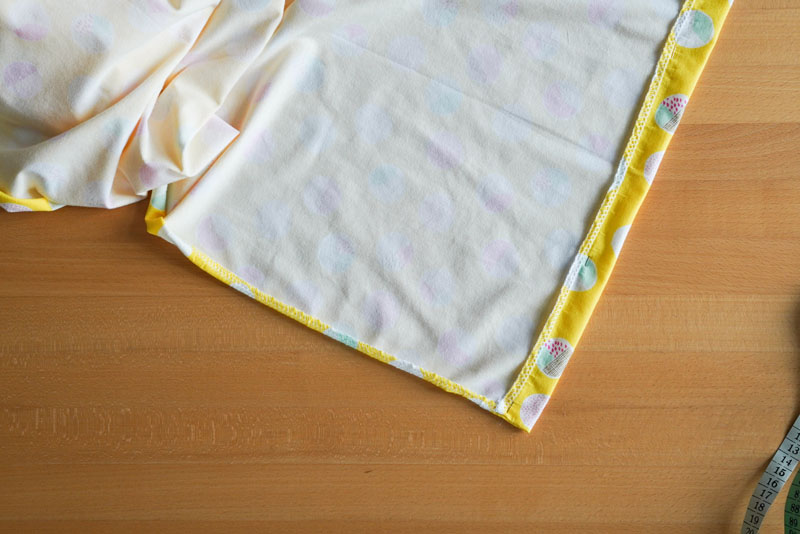 Detailní foto návod jak ušít jednoduché dámské tričkové šaty s hlubokým rozparkem z úpletu