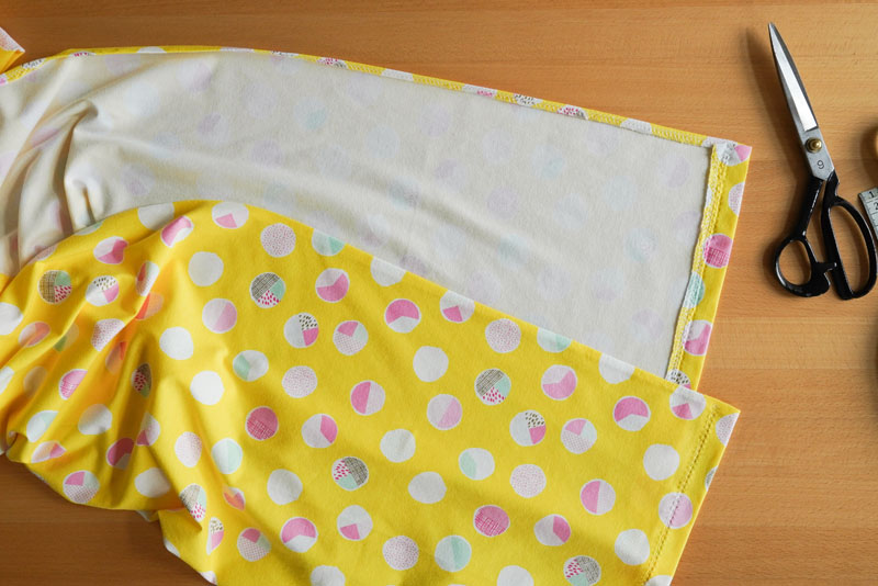 Detailní foto návod jak ušít jednoduché dámské tričkové šaty s hlubokým rozparkem z úpletu