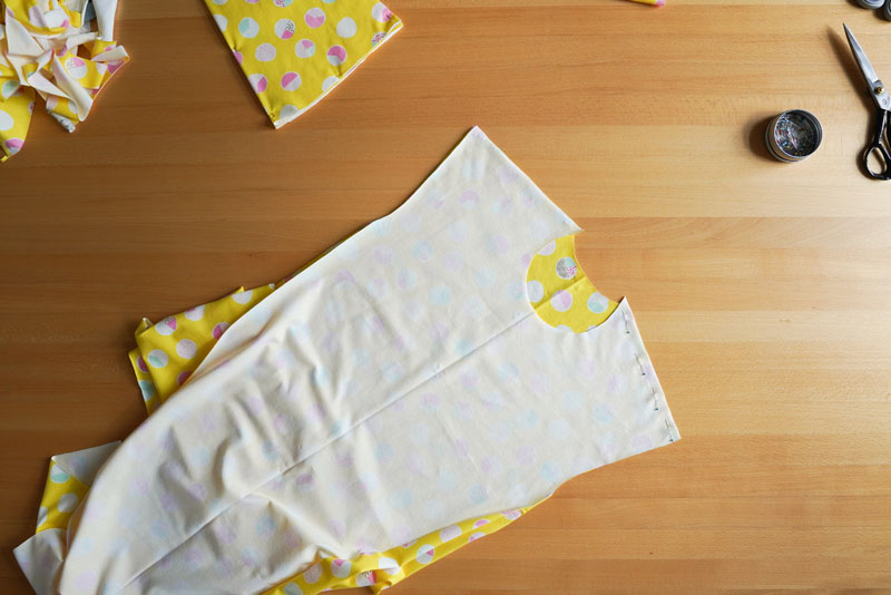 Detailní foto návod jak ušít jednoduché dámské tričkové šaty s hlubokým rozparkem z úpletu