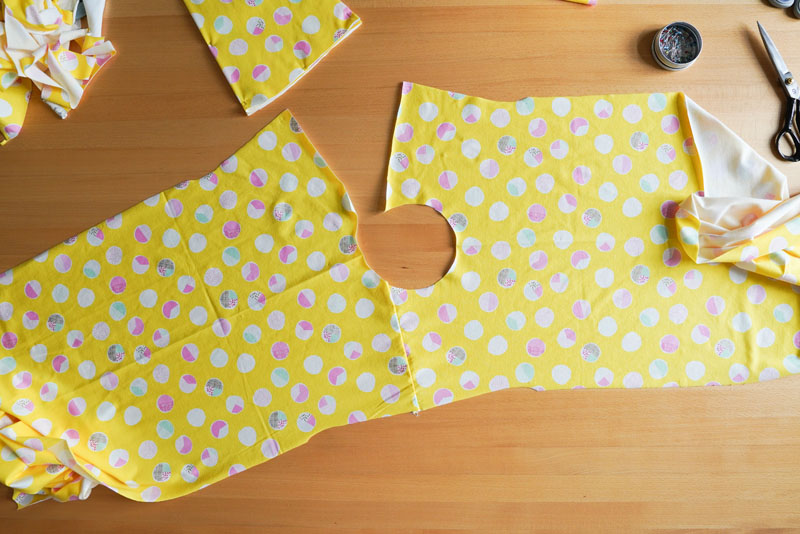 Detailní foto návod jak ušít jednoduché dámské tričkové šaty s hlubokým rozparkem z úpletu