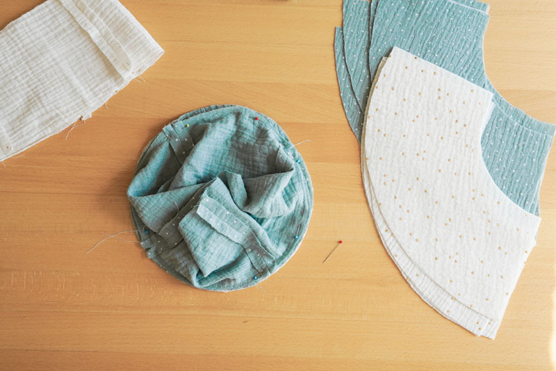 Střih a podrobný foto návod jak ušít oboustranný klobouk