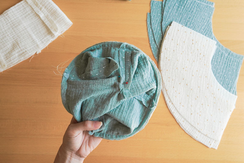 Střih a podrobný foto návod jak ušít oboustranný klobouk