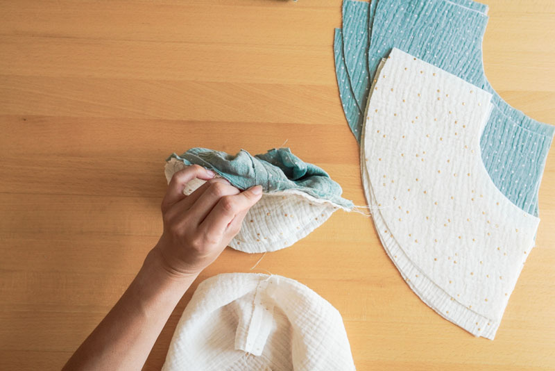 Střih a podrobný foto návod jak ušít oboustranný klobouk