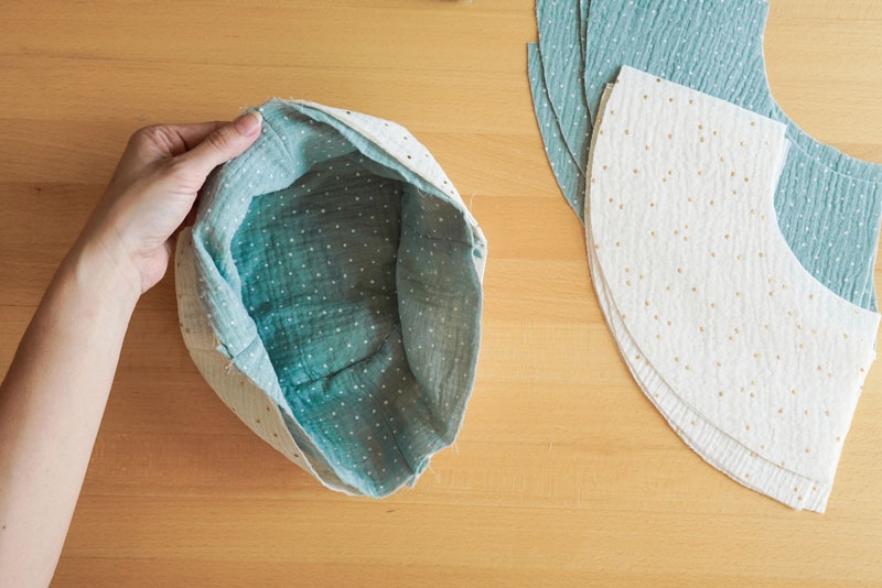 Střih a podrobný foto návod jak ušít oboustranný klobouk