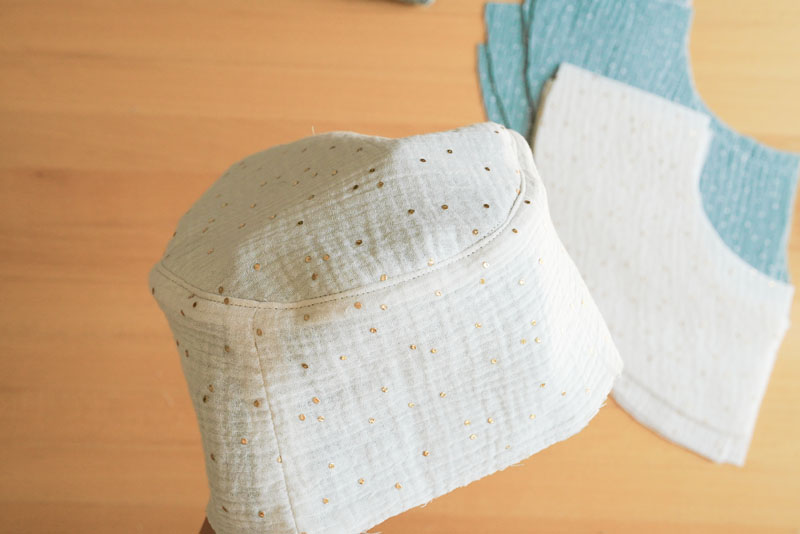 Střih a podrobný foto návod jak ušít oboustranný klobouk