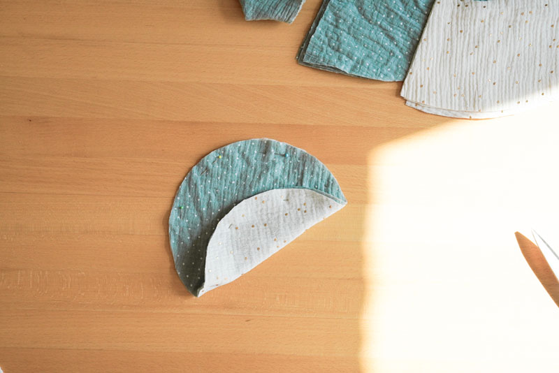 Střih a podrobný foto návod jak ušít oboustranný klobouk