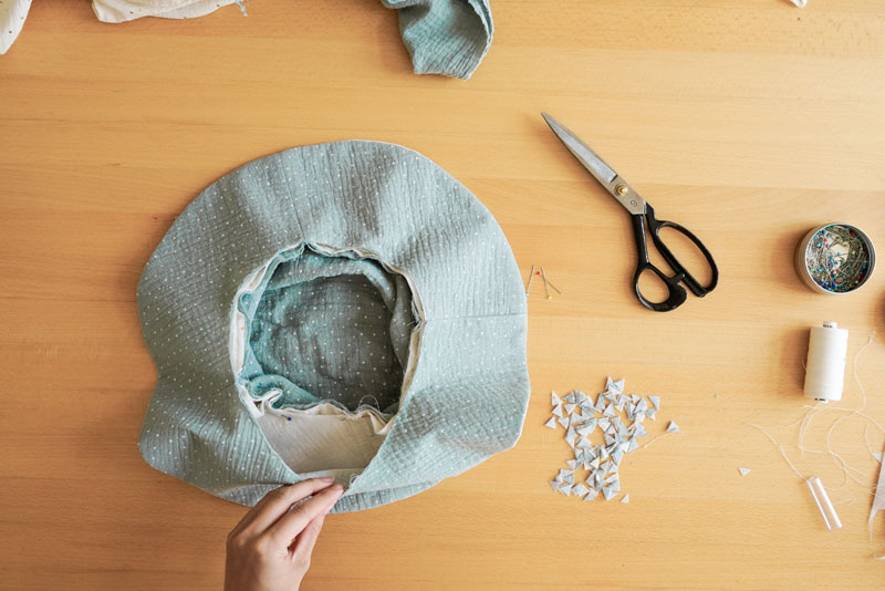 Střih a podrobný foto návod jak ušít oboustranný klobouk