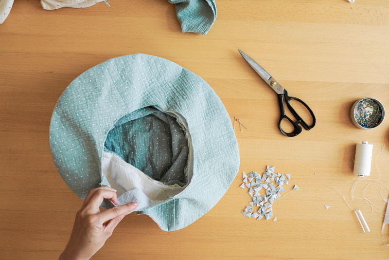 Střih a podrobný foto návod jak ušít oboustranný klobouk