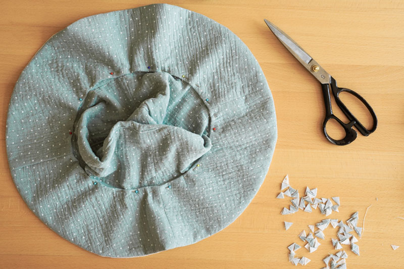 Střih a podrobný foto návod jak ušít oboustranný klobouk