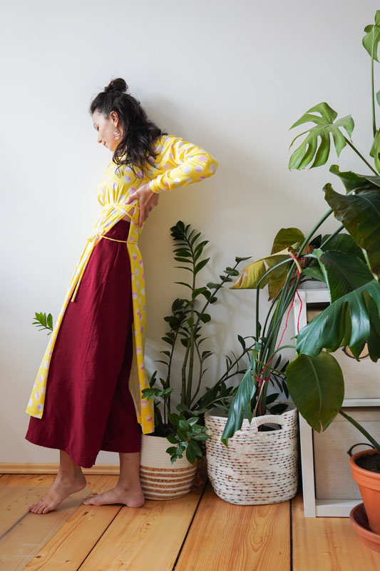 Detailní foto návod jak ušít jednoduché dámské tričkové šaty s hlubokým rozparkem z úpletu