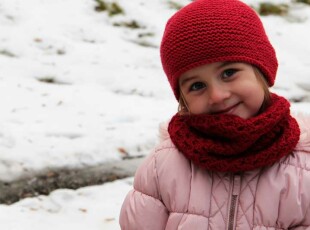 Návod na dětský ručně háčkovaný nákrčník s mušličkovým vzorem