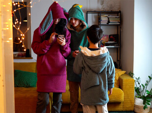 Jak ušít chlupatou mikinu s klokankou a kapucí s ušima (+ střih)