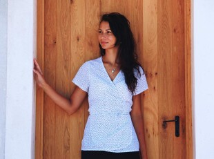 Střih na dámskou zavinovací halenku DOTS (+ návod)