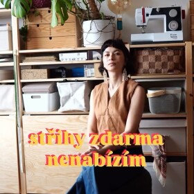 Dlouho jsem některé střihy i návody sdílela zdarma. Dávalo mi to smysl, chtěla jsem inspirovat a tvořit prostor pro radost ze šití.

Dnes už to cítím jinak. Produkty, ať už střihy nebo návody jsem profesně velmi posunula. Za každým střihem i návodem stojí celý příběh, spousta času, zkušeností a péče. A já si tuhle energii chci chránit, aby pro mě tvorba zůstala dlouhodobě udržitelná a radostná.

Proto od této chvíle střihy zdarma nenabízím. 
U nových střihů zároveň odděluji střih a návod. 
Kdo návod nepotřebuje, může si pořídit jen střih. Kdo chce detailní vedení krok za krokem, bude mít k dispozici i placený návod, který je vlastně svým způsobem jako malý kurz šití.

Již publikované návody na webu zůstávají zdarma. 
Do budoucna mohou některé jednoduché či doplňkové návody vzniknout i jako bezplatné; ale už ne jako nárok nebo samozřejmost, nýbrž jako vědomá volba v kontextu.

Současně jsem lehce upravila ceny střihů, aby víc odpovídaly energii, kterou do jejich tvorby vkládám.

Chápu, že tyhle moje kroky jsou směrem ven nepopulární a nemusí se setkat s nadšením okolí, pro mě jsou ale naopak výrazem vlídnosti, laskavosti a pravdivosti k sobě.

Moc děkuju všem, kteří rozumí, že činit tahle rozhodnutí není jednoduché ani pro mě a respektují to.

Děkuju, že mou práci vnímáte jako hodnotnou 🤍