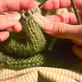 Lem výstřihu jako víno! 🧶 Jestli tě klasický patent omrzel, tohle by mohla být pletená vzpruha.
✨Stačí ponožkové jehlice a pět ok. Super jednoduchý návod jak na pletení lemu. Vyzkoušíš?