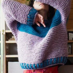 Slíbila jsem návod na pletený svetr a ten je hotový, hurá! Aby pro tebe bylo pletení příjemnější, barevně jsem pro přehlednost vyznačila všechny počty ok pro každou velikost. A aby i méně zkušené pletařky zdárně svetr zvládly, najdeš v postupu i 3 mini video návody! 💪

Návod je pro velikosti S-M-L-XL, přizi pro sílu jehlic 8–9 a najdeš ho na webu 👉 https://prosikulky.cz/produkt/navod-damsky-pleteny-svetr-slez (odkaz hodím i do stories a bio)