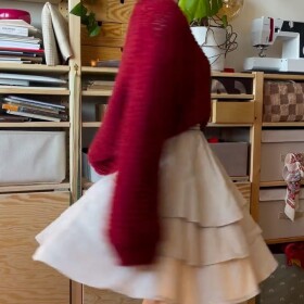 SLÉZ A PETROLEJ, tentokrát v rubínové. Jak už jsem zmiňovala, abych pustila do světa návod na pletený svetr, pro jistotu jsem podle něj upletla ještě jeden svetr. Tentokrát jsem místo příze Drops Snow použila přízi Drops Andes, která je stejně tlusťoučká a huňatá, ale oproti Snow je více splývavá. A výsledek je za mě rozhodně taky prima.

🧶 Návod na pletení najdeš tu: https://prosikulky.cz/produkt/navod-damsky-pleteny-svetr-slez (odkaz je i v biu a házím ho i do storíčka).

PS: Sukně je podle střihu FAIRYTALE a nepochybně by si zasloužila vyžehlit, ale co už! 🤭
Střih a návod na sukni:

🌱 je vhodný i pro začátečníky
🌿v dámských velikostech je tady: https://prosikulky.cz/produkt/strih-damska-vrstvena-sukne-fairytale
🪴 v dětských velikostech zde: https://prosikulky.cz/produkt/strih-detska-vrstvena-sukne-fairytale