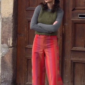 Jak jsem řekla, podzim bude takovej, jakej si ho uděláš. U mě bude rozhodně barevnej, žádná ponurost. A manifestuju to třeba těmahle prouhatejma kalhotama, který jsou ještě horký od stroje. Střih už znáš, je to 70’s, kterej jsem ti představila začátkem letošního roku.

Takže jestli střih na tyhle hodo bóžo gatě ještě nemáš, doběhni si pro něj do e-shopu. Cesta vede tudyhlenc 👉 https://prosikulky.cz/produkt/strih-opravdove-damske-dziny

No a papírovou verzi zase najdeš tady 👉 https://www.sitijakozivotnistyl.cz/strih-damske-dziny/