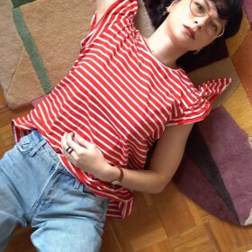 Ahoj, já jsem Petra.
Začíná se nám z toho stávat tradice, že se začátkem roku představuju. Zase vás za mnou za ten rok na můj profil pár nových přišlo. Ale tahle představovačka je jiná. Je svým způsobem intimní, i když bez patosu. A myslím, že ji těch téměř dvanáct let, co tu s vámi jsem, dlužím především vám, co tu ty roky jste se mnou.

Krátce a stručně, proč vlastně opravdu dělám, co dělám.

A jaký je tvůj důvod? Co stojí za tím, že tvoříš právě ty? Jestli chceš, klidně s ostatními v komentářích sdílej, co je tvoje PROČ. A jestli ti to není komfortní, ale přesto nechceš být sama / sám, napiš mi svůj příběh do zprávy. Ráda si ho přečtu.

S láskou, Petra