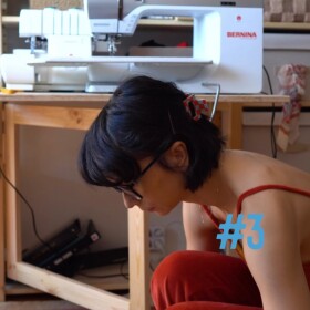 ✂️Ahoj, já jsem Petra. A dnes si pojďme říct, proč je těžší ušít první věc, než si koupit desáté tričko.

Autenticita je dost možná jedna z nejvyšších forem vlastní svobody. A být svobodný znamená i nést zodpovědnost za to, co děláme i co se rozhodneme neudělat.

PS: 🥻Šiju v overalu podle střihu MORROW - v nesmírně pohodlné variantě ušité z nicky velouru.
🌱PDF střih na overal: https://prosikulky.cz/produkt/strih-damsky-pohodlny-overal-spagetovymi-raminky
🌿Papírový střih: https://www.sitijakozivotnistyl.cz/strih-damsky-overal/

👖A šiju kalhoty podle mého nejoblíbenějšího střihu na letní kalhoty UNWIND.
🌱PDF střih na kalhoty: https://prosikulky.cz/produkt/strih-damske-siroke-letni-kalhoty
🌿Papírový střih: https://www.sitijakozivotnistyl.cz/strih-damske-siroke-letni-kalhoty/