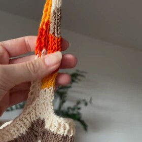 Spotřebovávám starší zásoby přízí. Tyhle bavlněné jsem používala, když byly děti menší. Háčkovala jsem jim z nich hračky. Na to už jsou děti moc velké a tak stále hledám, jak příze spotřebovat. Po pletené scrunchie a světlém topu na ramínka, který jsem si oblíbila, jsem si upletla ještě jeden. Tentokrát mléčně-čokoládovo-hnědý! 🤎