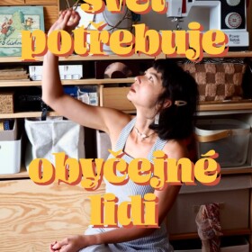 Každopádně jestli i ty někdy přemýšlíš, jak v tomhle všem fungovat. Jak přežít každodenní činnosti a současně nebýt slepý, tak já tu odpověď nemám. Taky ji pořád hledám. Jen chci říct, že v tom nejsi sám / sama.

Původně jsem chtěla prostě natočit kratší ateliérovou úvahu na mnohem lehčí téma a připomenout střih na šaty LINEN. Jenže tohle téma mnou poslední měsíce otřásá.

Že se v Rusku opět přepisují učebnice dějepisu a děti, stejně staré jako moje dcera, se ve škole učí složit a rozložit zbraň. A to dřív, než vůbec vědí, co je to zodpovědnost a cena lidského života.

Že Trump mění své názory častěji než ponožky a manipuluje celosvětovými trhy.

Že Orbán ve spojení s napadenou Ukrajinou vypustí tvrzení, že by se Evropa podle něj měla soustředit sama na sebe, nikoliv na napadenou Ukrajinu, kterou nazval problémem.

Že někteří čeští politici mají vůbec žaludek kandidovat na všelijaké posty a že je do těch postů naše společnost slepě zvolí.

Že jsem na podzim byla výsledkem voleb zklamaná, jako snad nikdy dřív. Na ten popud jsem si vyrobila nášivku přes celá záda s nápisem “Kde jsme se to ocitli?”. Dobrej pokus, Petro. Ale tohle bylo očividně málo.

A tak zkrátka jen přemýšlím, jestli ten hlas, který mám, využívám tak, abych se mohla sama sobě v zrcadle podívat do očí. Jestli někdy nemluvím o maličkostech jen proto, abych se vyhnula konfrontaci.