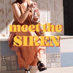 Slíbila jsem staronovinky? Tak tuhle miluju. Sukně SIREN, český len, španělský slunko.

Některý kombinace se dopředu vymyslet nedaj, prostě vzniknou a jsou přesně takový, jak maj bejt. A tohle tu vnímám.

Navíc v kombu s vestou PLAIN to prostě funguje a není potřeba nic dalšího dodávat.

PS: Oblečení začnu žehlit nejdřív, až se průměrná délka života zdvojnásobí. Do tý doby je na to můj život příliš krátkej!

Střihy v pdf nebo papíře na vestu i sukni najdeš na webu. Hledej PLAIN nebo SIREN. Návody na šití jsou k těmhle střihům na webu zdarma.

SIREN • https://www.prosikulky.cz/produkt/strih-damskou-sukni-kapsami-gumy-siren-zavinovacim-efektem

PLAIN • https://www.prosikulky.cz/produkt/strih-damska-variabilni-vesticka-plain