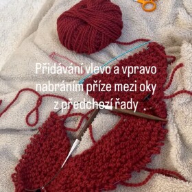 Aby bylo přidávání vlevo i vpravo hezky zrcadlové. Jednou nabíráme při pletení nit mezi oky z předchozí řady zepředu a nahozené oko pleteme za zadní nit. Po druhé nahodíme nit mezi oky zezadu a nahozené oko naopak pleteme za přední nit. 🧶