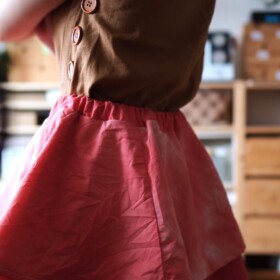 Barvili jste si někdy svoje látky? Když jsem byla malá holka, batika a šplíchance od sava na riflích byly známkou toho, že jste děsně kůl a nemáte strach vyčnívat z řady.

Postupně dostala batikovaná móda spíš negativní nádech a kdo si vzal batikovaný kalhoty, musel si současně navléknout i emoční brnění. Protože bejt batikovaná znamenalo bejt divná. Kůl naopak bylo plastový oblečení, co se nezašpiní ani když s ním vytřeš výběh u slonů.

Jak to je dneska, popravdě nevím. Pohybuju se v bublině lidí, že kdyby nás někdo nahnal na jedno místo najednou, pravděpodobně budeme každý vypadat jako svébytný specifický živočišný druh. 🤭

V každém případě jsem po mnoha letech, kdy jsem odstíny látek sháněla, jsem si nějaké své obarvila. Super jednoduše postupem pro líné jedince, jako jsem já. A taky pro jedince, co nesnáší uklízení, natož barev, jako jsem já. 

Sehnala jsem v galanterii barvy na látky, co se dají použít v pračce. Takhle jednoduchý to je. Místo aviváže, kterou beztak nepoužívám, jsem nalila ocet, abych barvy zafixovala. Jeden kus látky jsem zkrátka obarvila celý, dva menší prostřihy, co mi zbyly z jiného šití jsem zmuchlala a bez velkého přemýšlení svázala do sebe. A šup se vším do pračky.

Co mě na tom bavilo nejvíc vlastně bylo ale to, že jsem neměla absolutně žádnou kontrolu nad výsledkem. Zkrátka jsem jen doufala ve dvě věci. Za prvé, že si nerozbiju pračku. Za druhé, že to nechytne nějaký hnusný (ano, takhle ostře a obhrouble jsem přemýšlela 😃) odstín. Ani jedno se nestalo.

Jako ano, světle červenou jsem čekala tmavší a víc červenou, ale připisuju to tomu, že jsem návod četla jen zběžně v autobuse cestou z galanterie a než jsem došla domů, víceméně jsem ho zapomněla.

V každém případě ale musím přiznat, že z výsledku jsem fakt odvařená. Moc mě ta sukně baví! ♥️

Nosím:
• džíny střih 70’s
• vestu střih PLAIN

Šila jsem podle
• střihu sukně FAIRYTALE

Všechny střihy najdeš u mě na webu:
PDF ➡️ www.prosikulky.cz
Papír ➡️ www.sitijakozivotnis