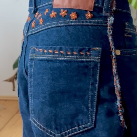 V mezičase, co finalizuju střih (a včera jsem ho už dokonce i nafotila), jsem si zrecyklovala jedny džíny. V bocích zúžila a funky prošila matracovým stehem a na zadní sedlo udělala drobnou ruční výšivku. Taky si se starým oblečením rádi hrajete? 🌼