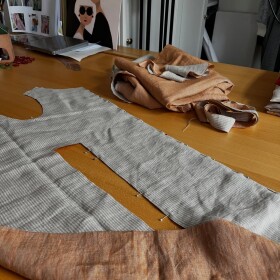 Vymyslet tenhle střih byla trošku fuška. Předělávala jsem ho čtyřikrát, než jsem konečně byla spokojená! A teď jsem teda sama zvědavá, jestli to fakt dopadne 😳😅🤗

#prosikulkycz #sitijakozivotnistyl #len #strih #sijemeslaskou