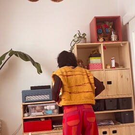 Já vím, já vím. Hlasovali jste pro svetr, ale já se do té vesty nakonec fakt zakoukala. Navíc, rukávy ji můžu dodělat vždycky, klubíčka ještě mám. Mně se totiž hrozně líbí ten tvar ramenou a přechod do průramků. Myslím, že kdybych se to takhle snažila vymyslet, nejspíš by se mi to tak nepovedlo uplést bez mnoha pokusů a páraní. 🤭 Co na ni říkáte?