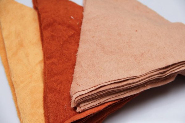 Fotonávod na trojúhelníkový patchwork: od každé barvy potřebujeme 30 trojúhelníků