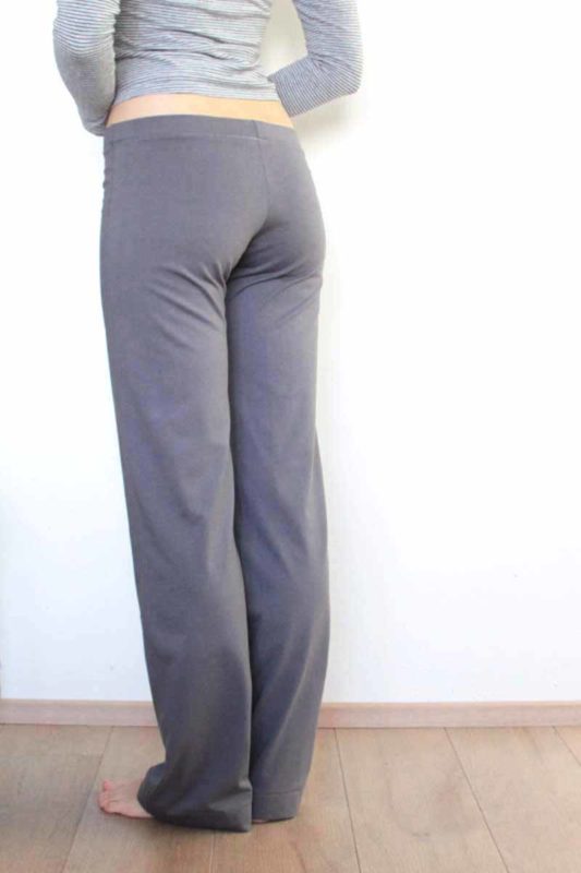 Střih na jednoduché dámské tepláky BASIC