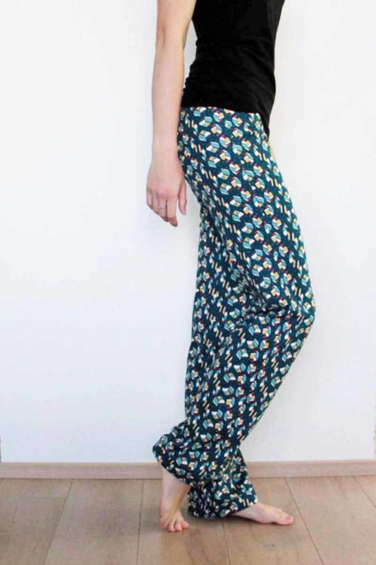 Střih na jednoduché dámské tepláky BASIC