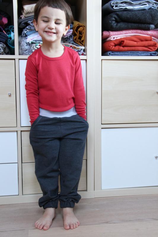 Střih na dětské tepláky se sedlem a kapsami - návod jak ušít tepláky krok za krokem