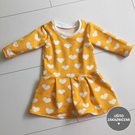 Střih na dětské šaty FLÓRA - fotka ud Zuzany M, která si malinko rozšířila a poskládala sukni...