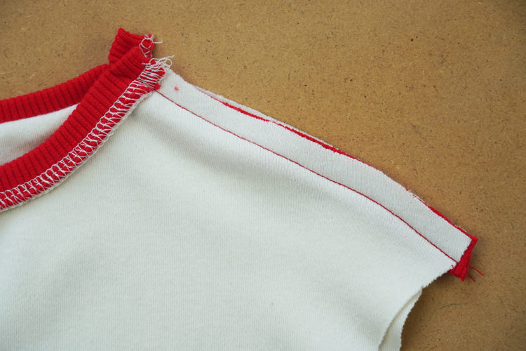 Střih na dámské krátké tričko / mikinu ve stylu crop - návod na šití