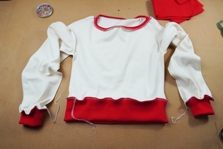Střih na dámské krátké tričko / mikinu ve stylu crop - návod na šití