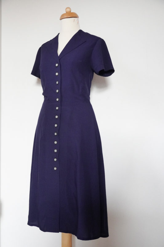 Střih na jednoduché dámské retro "košilové" šaty + návod na šití zdarma