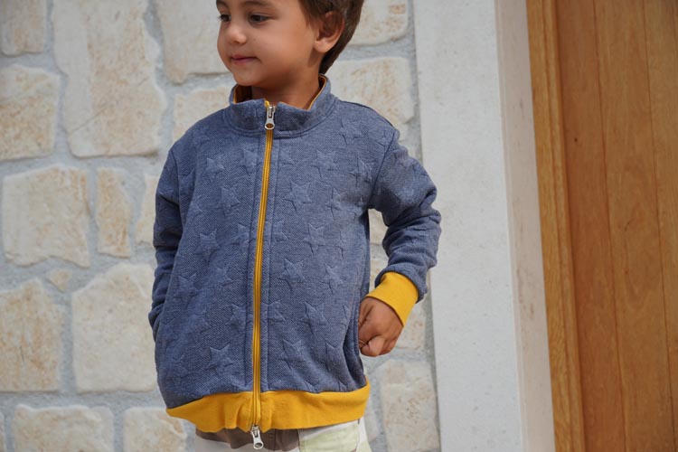 Střih - dětská mikina na zip se stojáčkem a kapsami