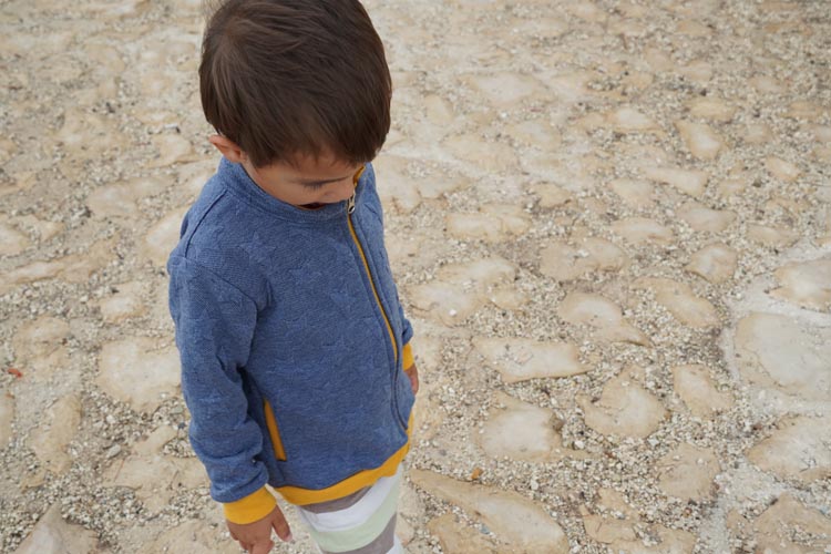 Střih - dětská mikina na zip se stojáčkem a kapsami