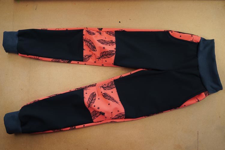 Návod jak ušít softshellové kalhoty (dětské) - rostoucí