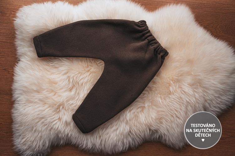 Střih - tepláčky s kulatým sedem - pro jednorázové i látkové plenky