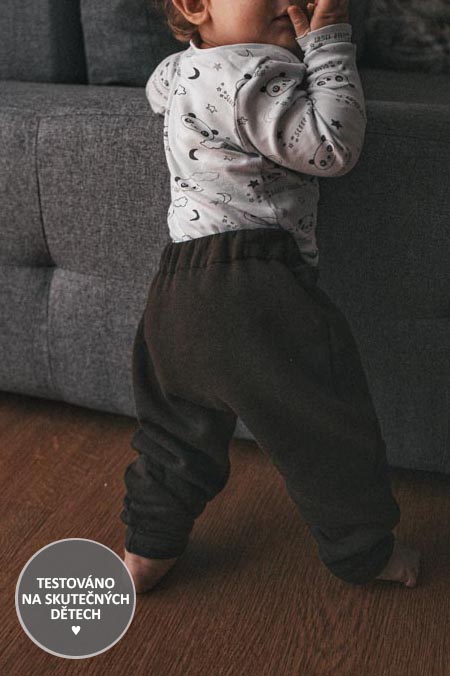 Střih - tepláčky s kulatým sedem - pro jednorázové i látkové plenky