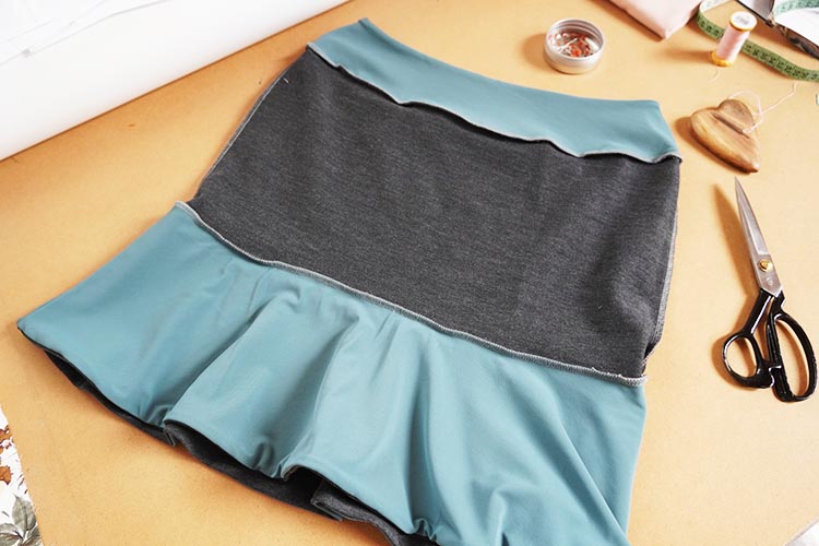 Střih - elegantní sukně s volánem